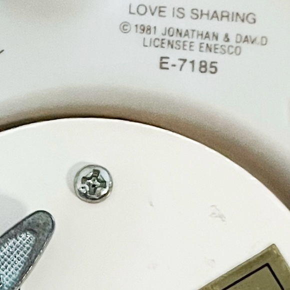 1981 PRECIOUS MOMENTS E-7185 "LOVE IS SHARING" MUSIC BOX PLAYS "SCHOOL DAYS" - Picture 10 of 10